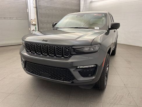 New 2025 Jeep Grand Cherokee Summit image 10