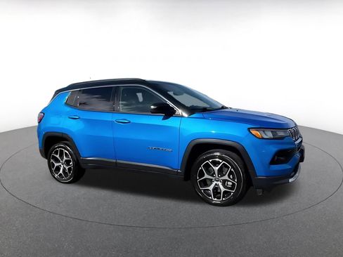 Used 2025 Jeep Compass Limited AWD/4WD image 2
