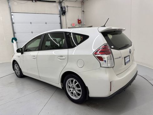 Used 2017 Toyota Prius V Four FWD image 4