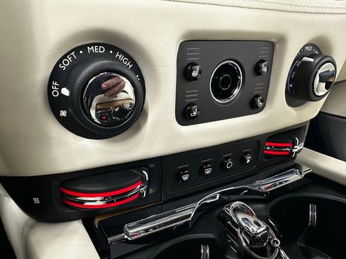 Used 2020 Rolls-Royce Dawn image 32