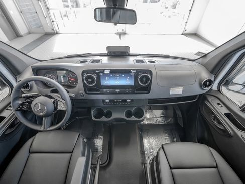 Used 2025 Mercedes-Benz Sprinter 2500 image 8