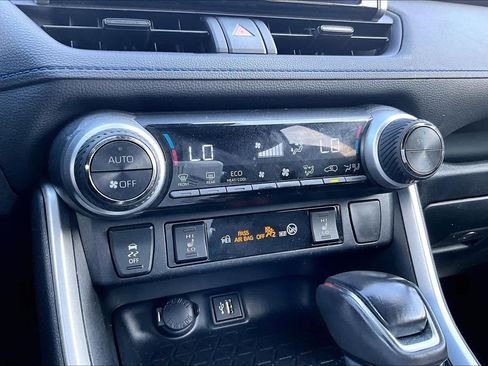 Used 2024 Toyota RAV4 SE w/ Convenience Package image 35