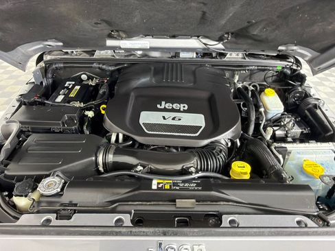 Used 2018 Jeep Wrangler Unlimited Sahara w/ Connectivity Group AWD/4WD image 25