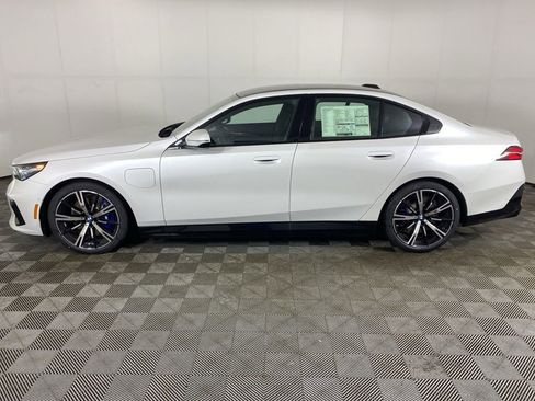 New 2026 BMW 550e xDrive image 4