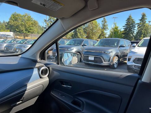 Used 2025 Nissan Versa SV FWD image 34