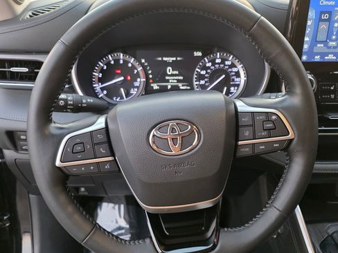 Used 2022 Toyota Highlander Limited image 17