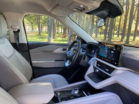 Used 2025 Ford Explorer Active w/ Active Comfort Package image 22