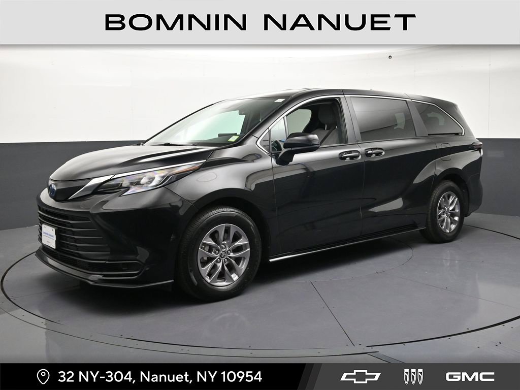Used 2025 Toyota Sienna LE AWD/4WD image 1