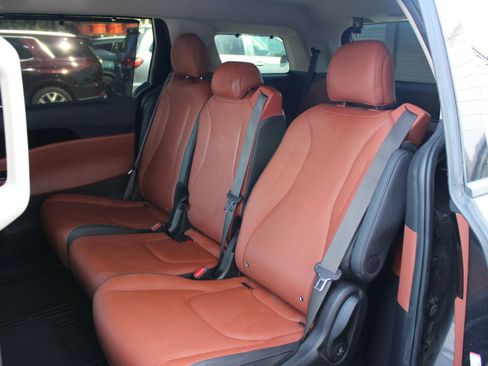 Used 2024 Kia Carnival SX FWD image 12