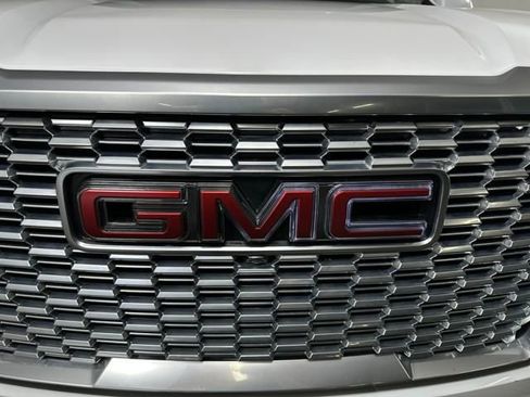 Used 2021 GMC Yukon Denali w/ Denali Premium Package image 9