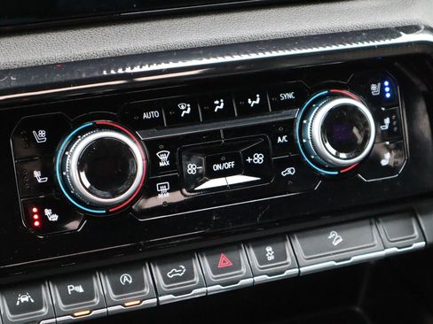 Used 2024 GMC Sierra 1500 AT4 w/ AT4 Premium Package image 27