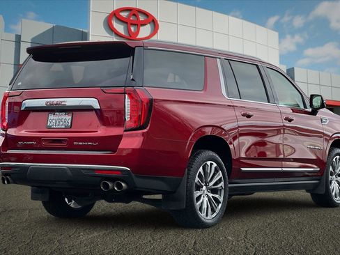 Used 2021 GMC Yukon XL Denali w/ Denali Premium Package image 3
