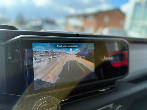 Certified 2025 Jeep Gladiator Sport image 15