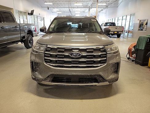 Used 2025 Ford Explorer Active image 3