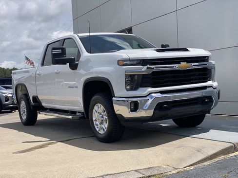Used 2025 Chevrolet Silverado 3500 LT w/ Safety Package AWD/4WD image 2