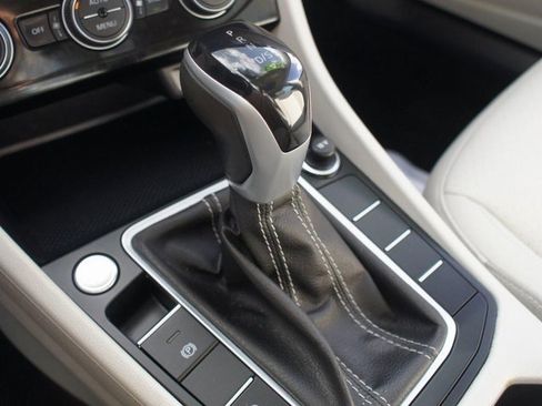 Used 2023 Volkswagen Jetta SE w/ Panoramic Sunroof Package image 12