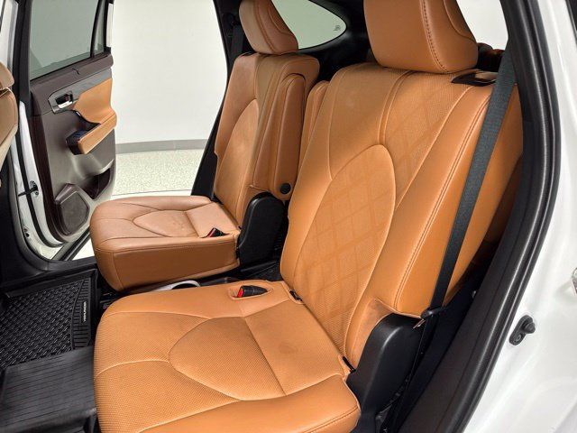 Used 2021 Toyota Highlander Platinum AWD/4WD image 2