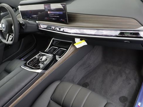 New 2026 BMW i7 xDrive60 w/ Premium Package AWD/4WD image 24