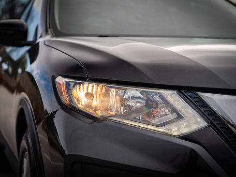 Used 2017 Nissan Rogue SV image 9