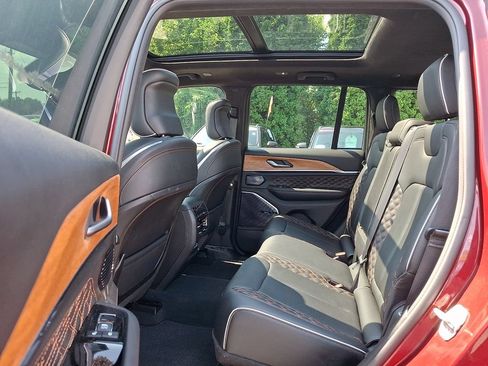 Used 2023 Jeep Grand Cherokee Summit AWD/4WD image 10