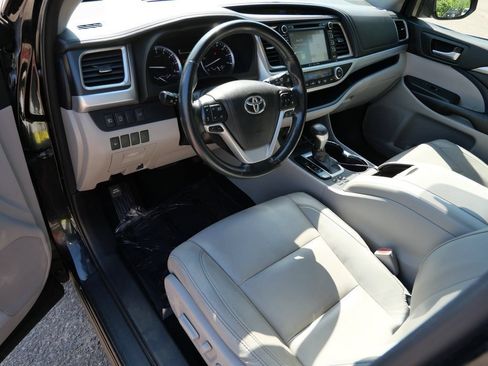 Used 2018 Toyota Highlander XLE AWD/4WD image 3