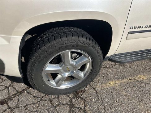 Used 2012 Chevrolet Avalanche LTZ image 15