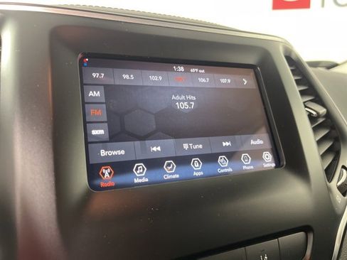 Used 2021 Jeep Cherokee Latitude Plus image 11