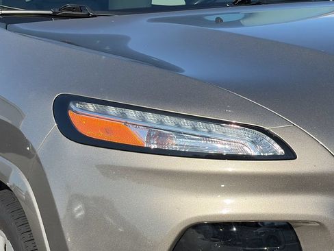 Used 2017 Jeep Cherokee Overland w/ Technology Group FWD image 9