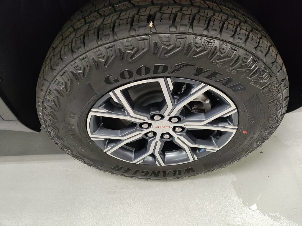 New 2026 GMC Acadia AT4 w/ LPO, Floor Liner Package AWD/4WD image 4