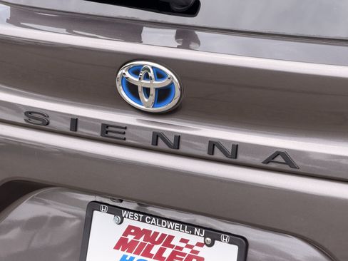 Used 2024 Toyota Sienna LE w/ LE Plus Package AWD/4WD image 28