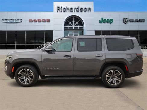 Used 2024 Jeep Wagoneer 4WD w/ Premium Group I image 3