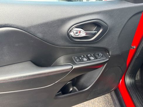 Used 2019 Jeep Cherokee Trailhawk image 21