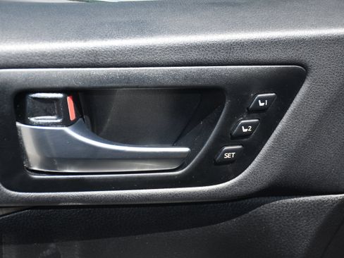 Used 2019 Toyota Highlander Limited Platinum AWD/4WD image 12