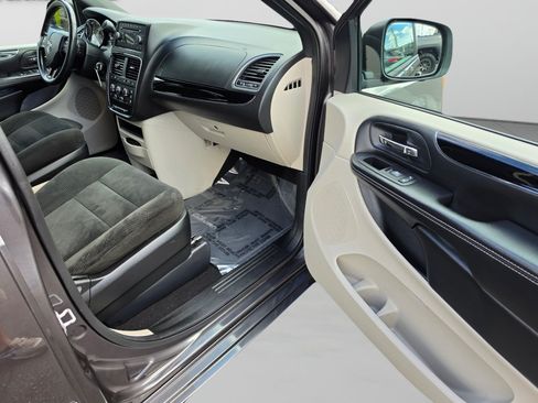 Used 2016 Dodge Grand Caravan SE FWD image 30