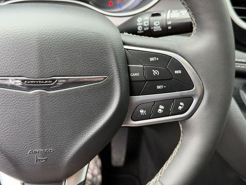Used 2025 Chrysler Pacifica Select FWD image 10