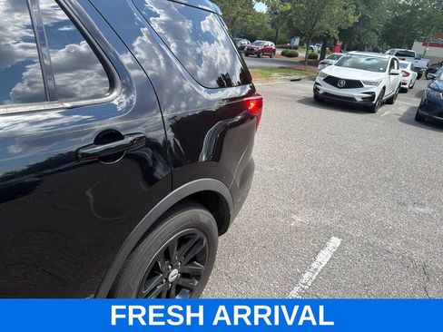 Used 2017 Ford Explorer XLT FWD image 2