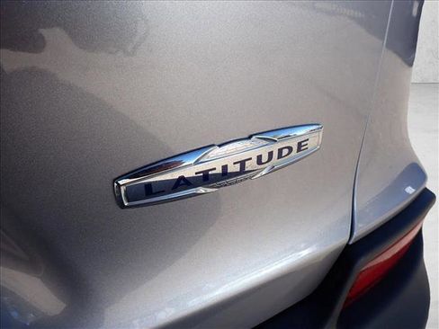 Used 2019 Jeep Cherokee Latitude Plus w/ Cold Weather Group image 3