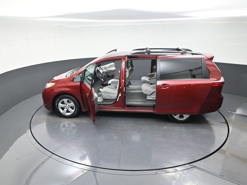 Used 2015 Toyota Sienna LE image 15