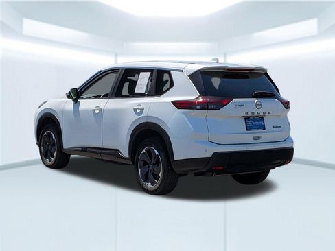 Used 2024 Nissan Rogue SV AWD/4WD image 3