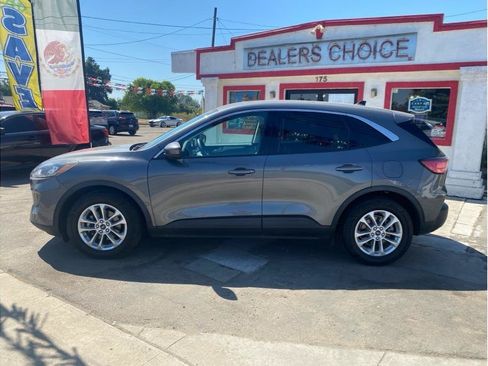 Used 2021 Ford Escape SE FWD image 1