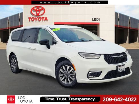 Used 2024 Chrysler Pacifica Select image 1