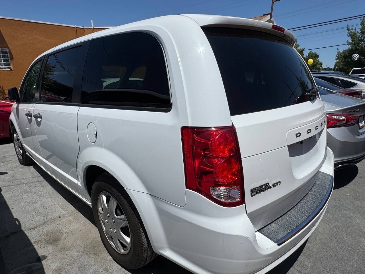 Used 2019 Dodge Grand Caravan SE FWD image 3