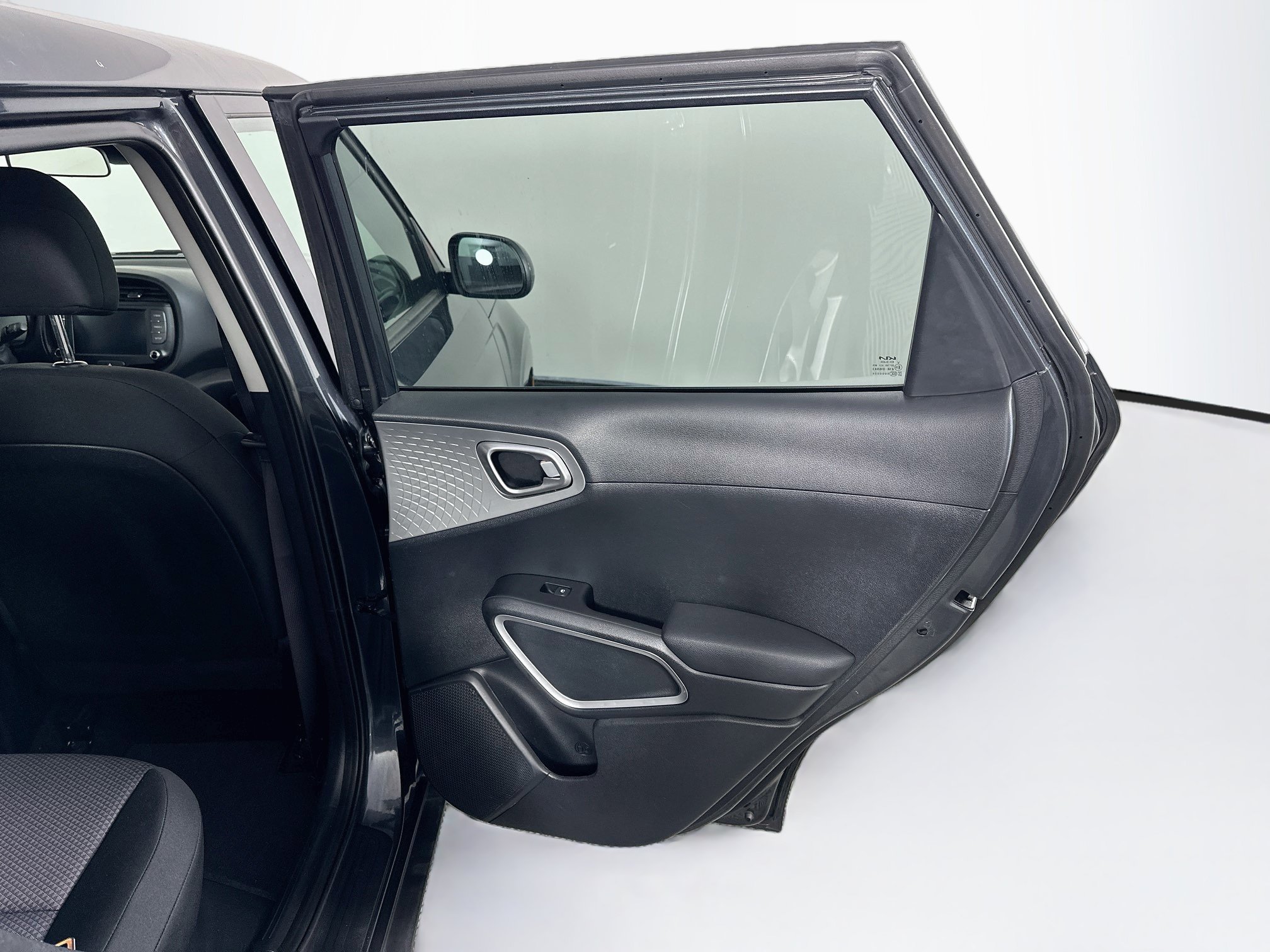 Used 2025 Kia Soul LX w/ LX Technology Package FWD image 30