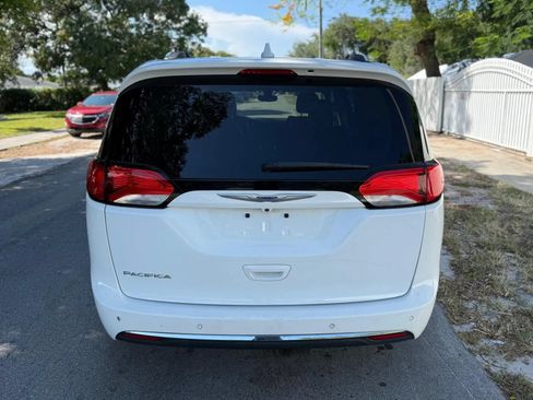 Used 2019 Chrysler Pacifica Touring-L FWD image 8