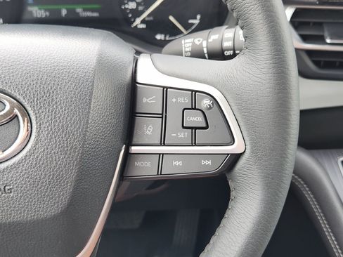 Used 2026 Toyota Sienna XLE FWD image 36
