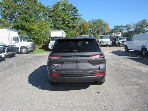 Used 2024 Jeep Grand Cherokee Altitude image 4