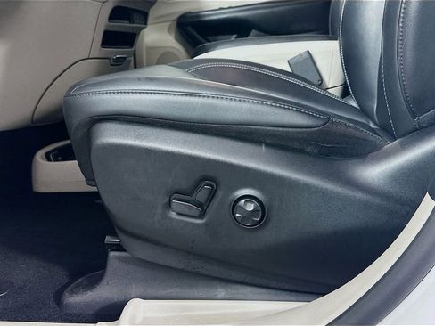 Used 2024 Chrysler Pacifica Touring-L image 23