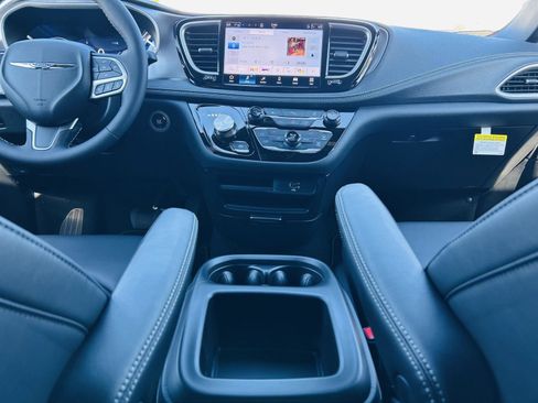 New 2026 Chrysler Pacifica Select w/ Quick Order Package 2EV image 26