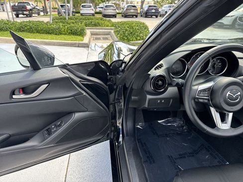 Used 2020 MAZDA MX-5 Miata Sport RWD image 17