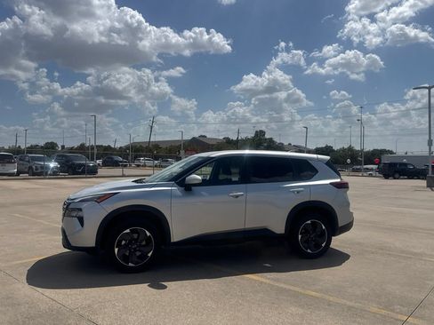 Certified 2025 Nissan Rogue SV FWD image 13